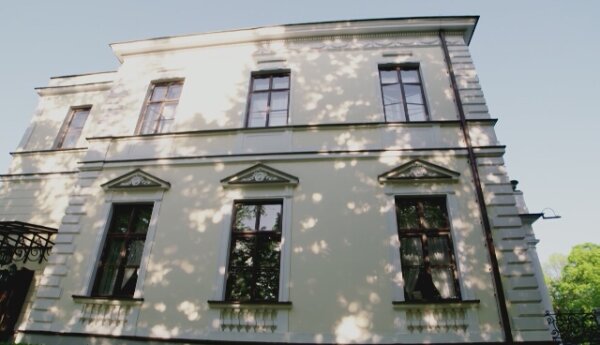 Przystojny nauczyciel to klucz do udanej lekcji z asertywności