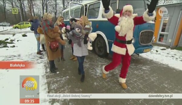 Autobus pełen darów na finał akcji "Dzień Dobrej Szansy"